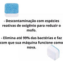 Blue and white washing machine cleaning tablet with Portuguese text about bacteria removal and reducing mold.
